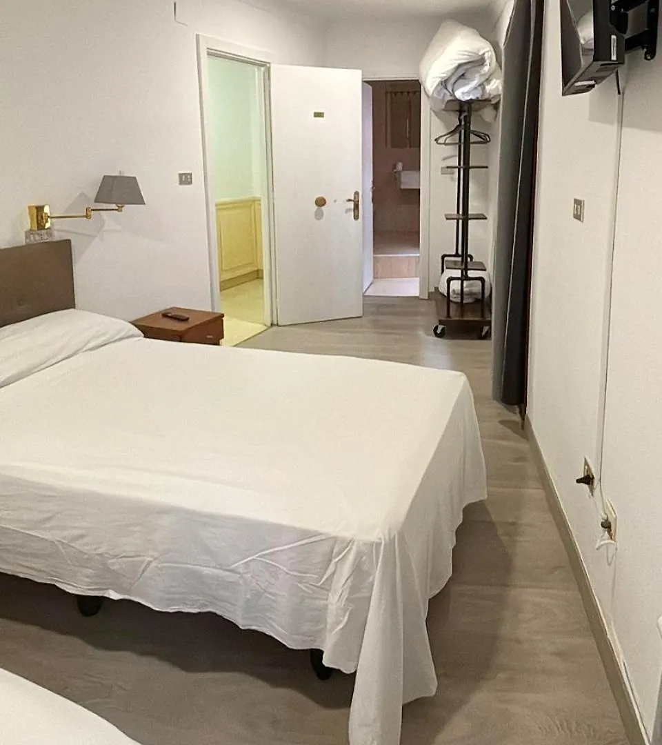 Habitaciones Triple Familiar Hotel Lauaxeta Mungia 2*,