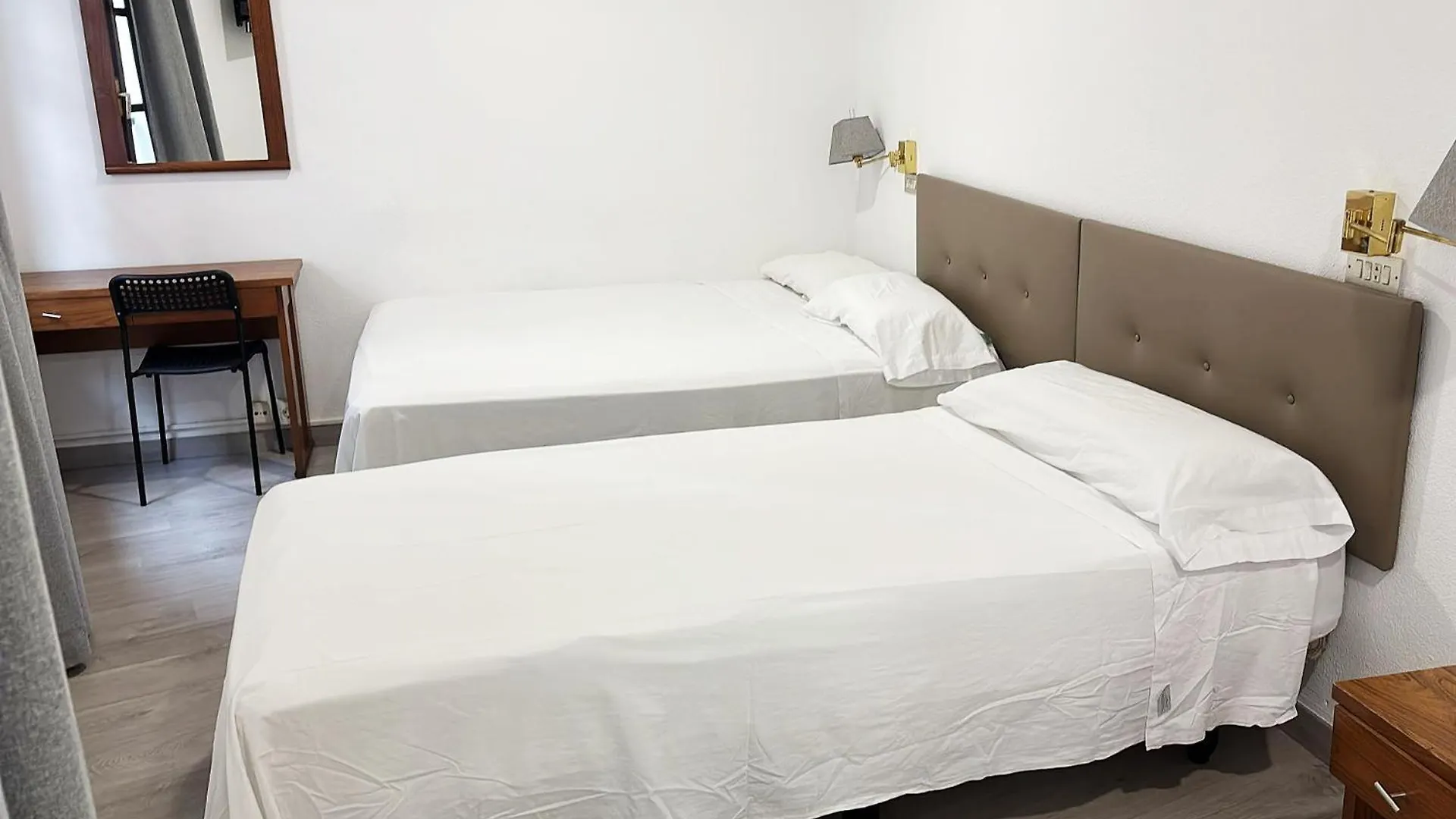 **  Habitaciones Triple Familiar Hotel Lauaxeta Mungia Spain